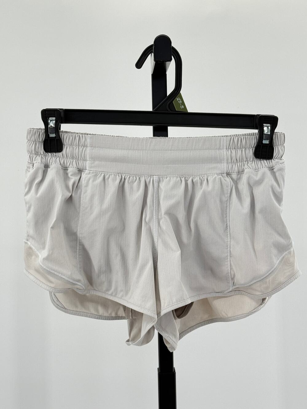 Lululemon Hotty Hot Low Rise 6 Short Beige Built-in Liner Running Trail Sporty